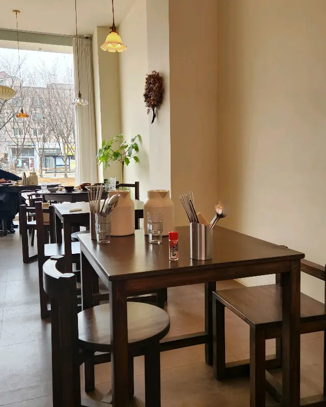 깔끔하고 정갈한 테이블 세팅, 식사 전부터 기분 좋아지는 풍경