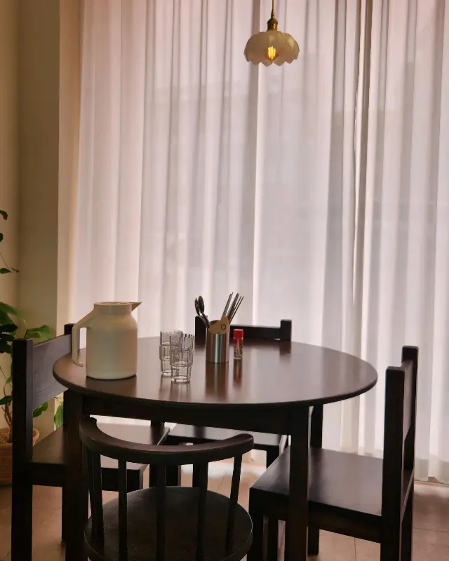 따뜻한 햇살이 들어오는 창가 테이블, 아늑한 분위기가 돋보인다.