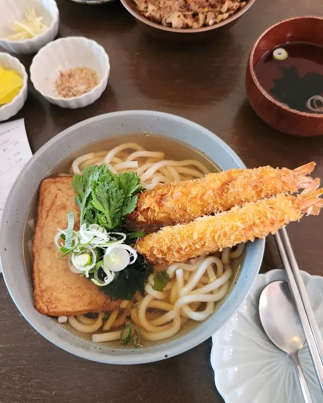 따뜻한 국물과 튀김의 조화가 일품인 새우튀김 우동