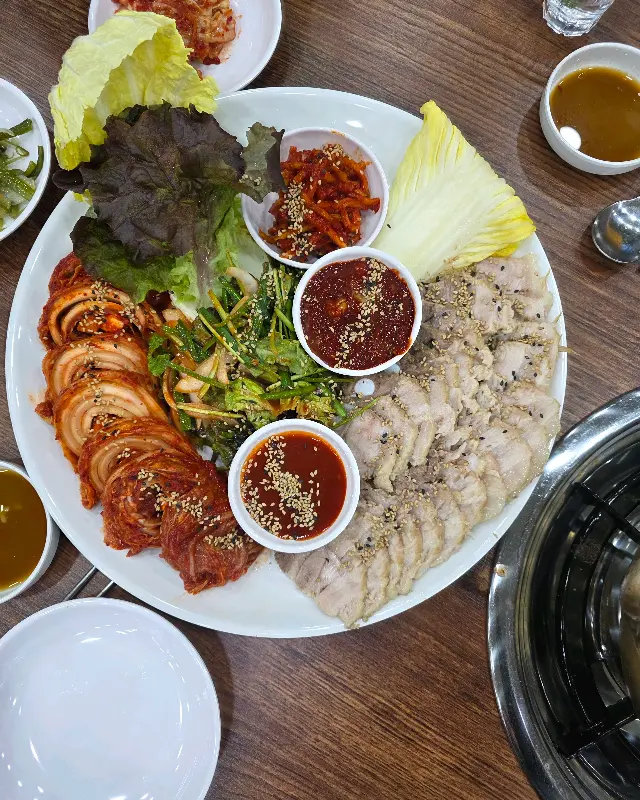 맛있는 음식과 함께 행복한 시간