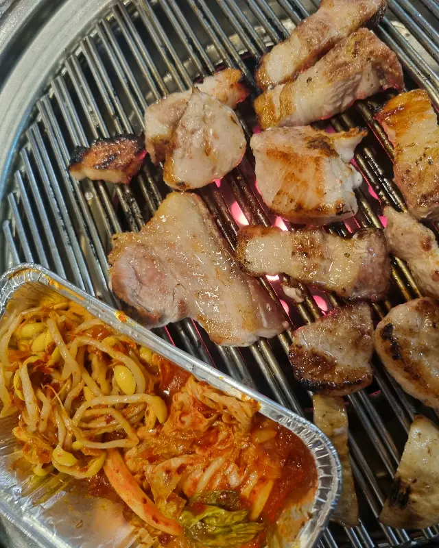 연탄불에 구워 더욱 맛있는 삼겹살