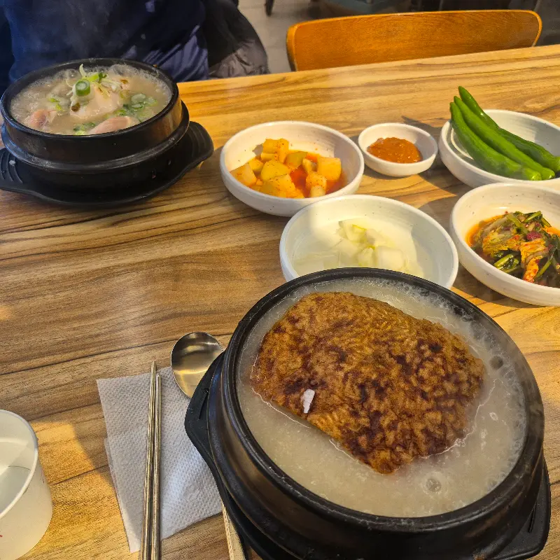 정갈하게 차려진 삼계탕 한상 차림