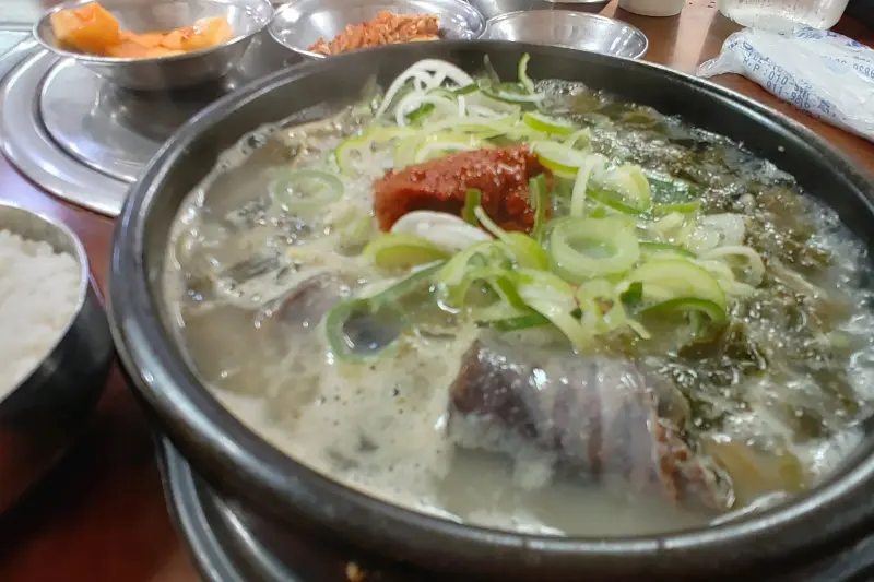 순대국에 다진 양념을 푼 모습