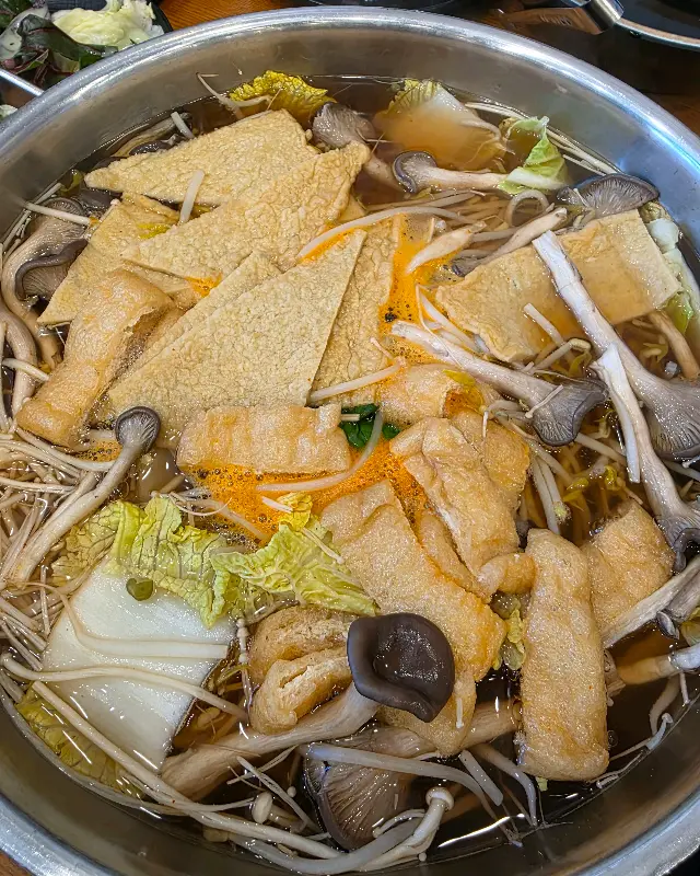 맑은 육수 속에서 익어가는 신선한 야채들