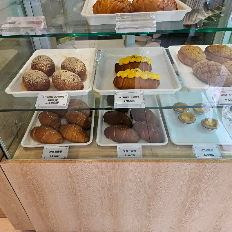 다양한 종류의 소금빵이 진열된 쇼케이스