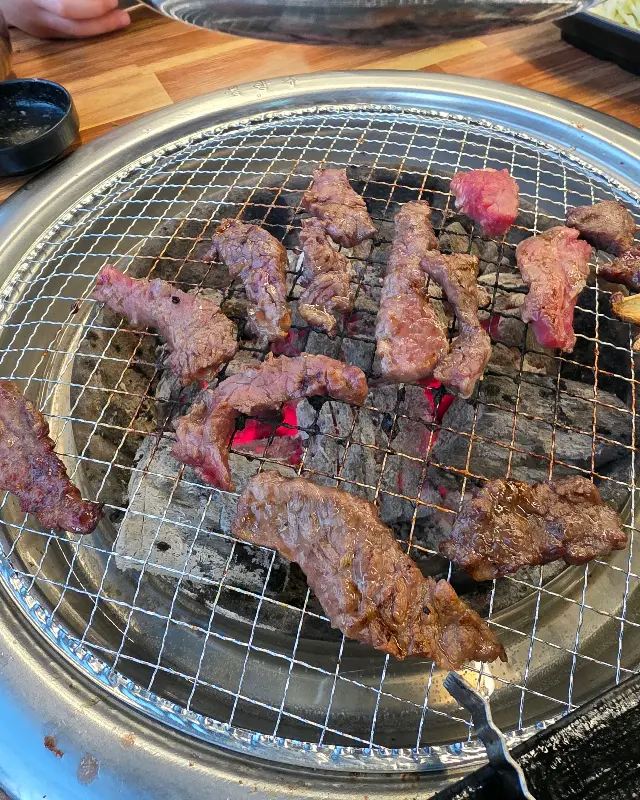 숯불 위에서 익어가는 소갈비살