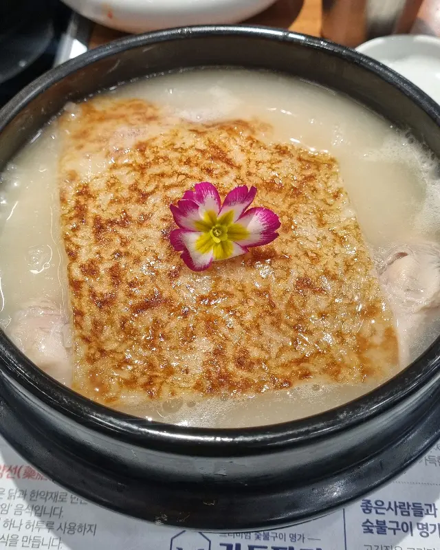 꽃이 올려진 삼계탕