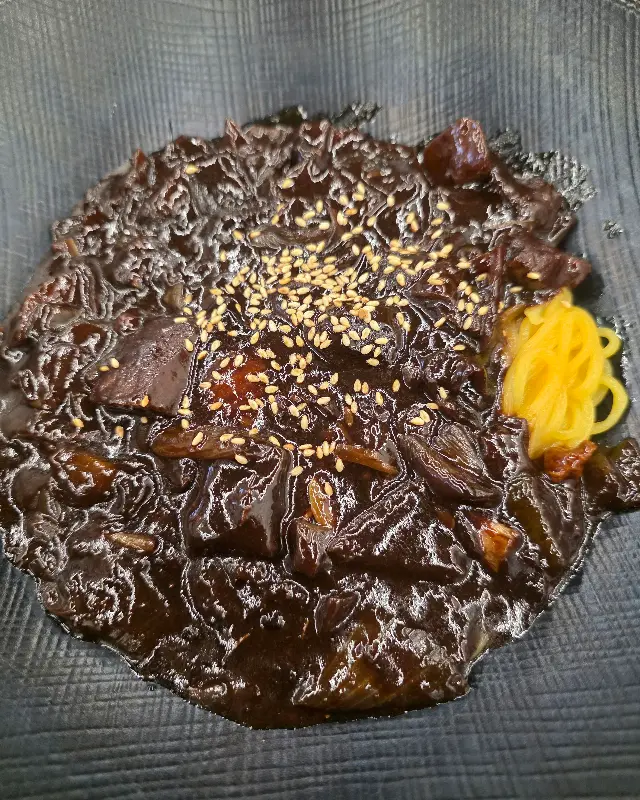 윤기 좔좔 짜장면