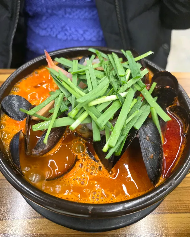 푸짐한 뚝배기 짬뽕