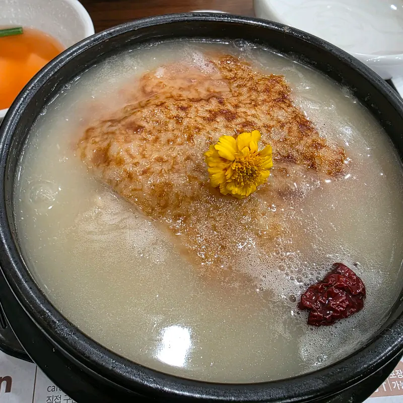 꽃이 올려진 누룽지 삼계탕