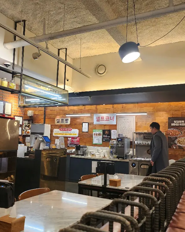 매장 내부 전경