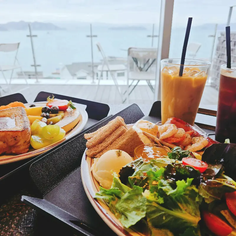 그루브인 브런치 플레이트와 음료