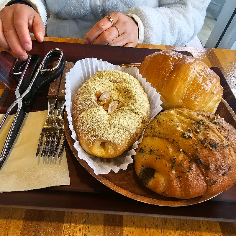 쟁반에 담긴 다양한 소금빵