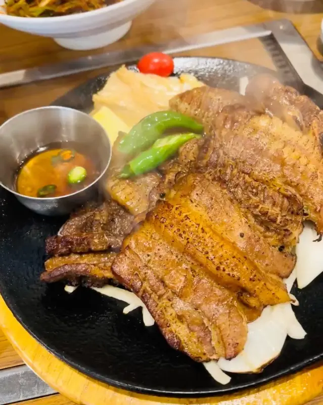 구워져 나온 돼지갈비