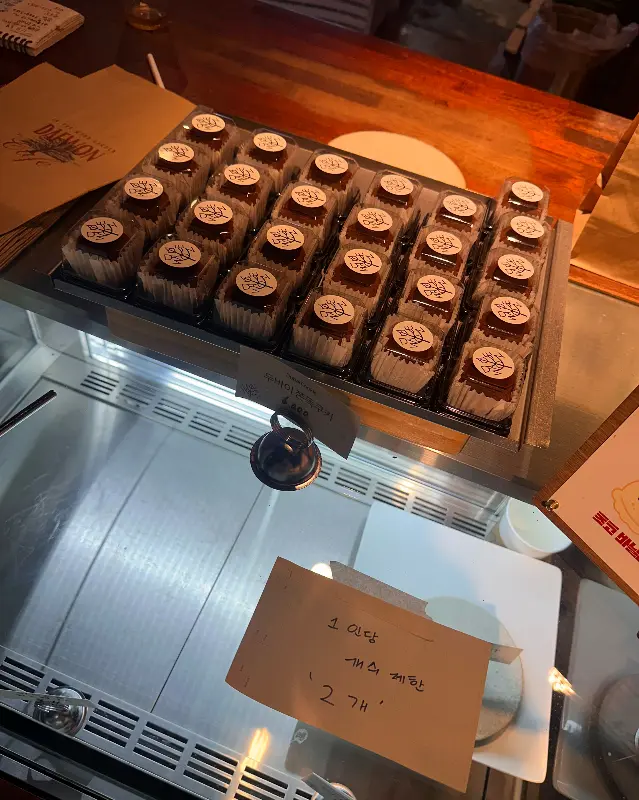 다양한 디저트 진열대