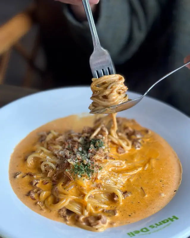 로제 소스가 듬뿍 뿌려진 파스타