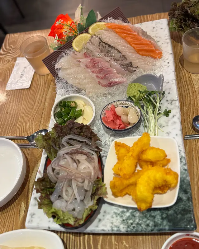 노릇노릇하게 튀겨진 오징어 튀김