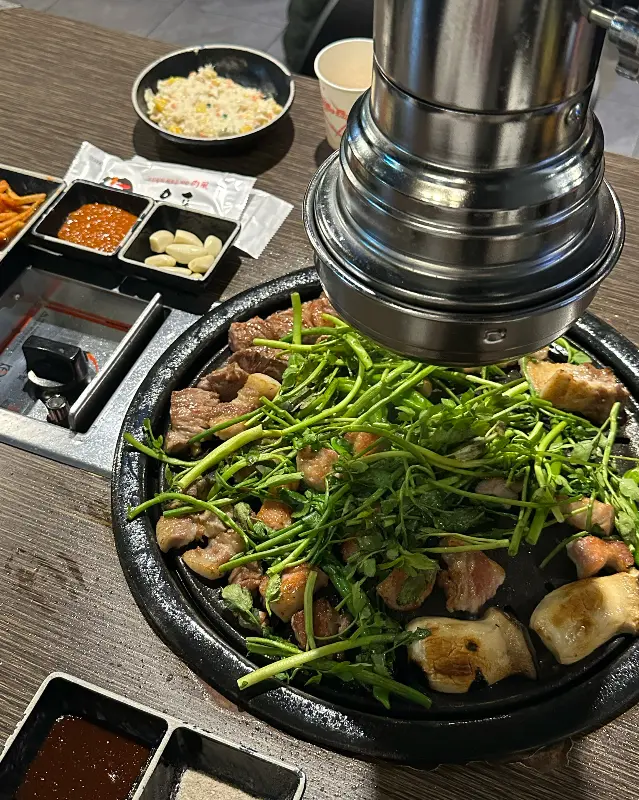 꽃삼겹살과 미나리가 함께 구워지는 모습