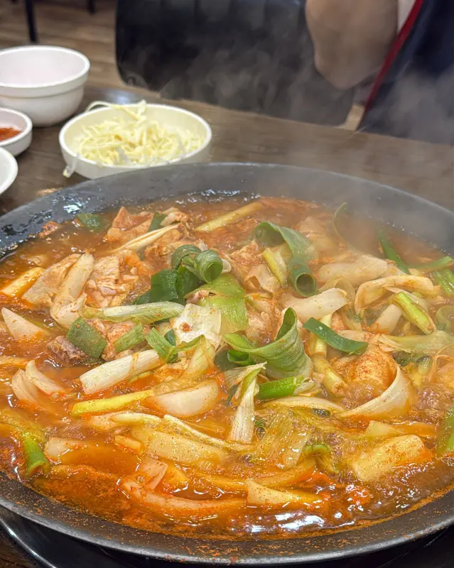 김이 모락모락 나는 물닭갈비