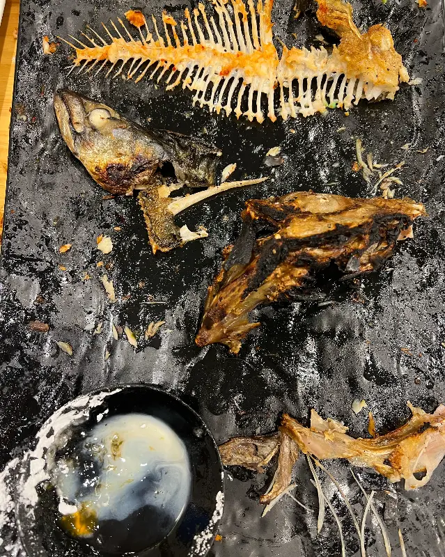 깔끔하게 비워진 생선구이 접시