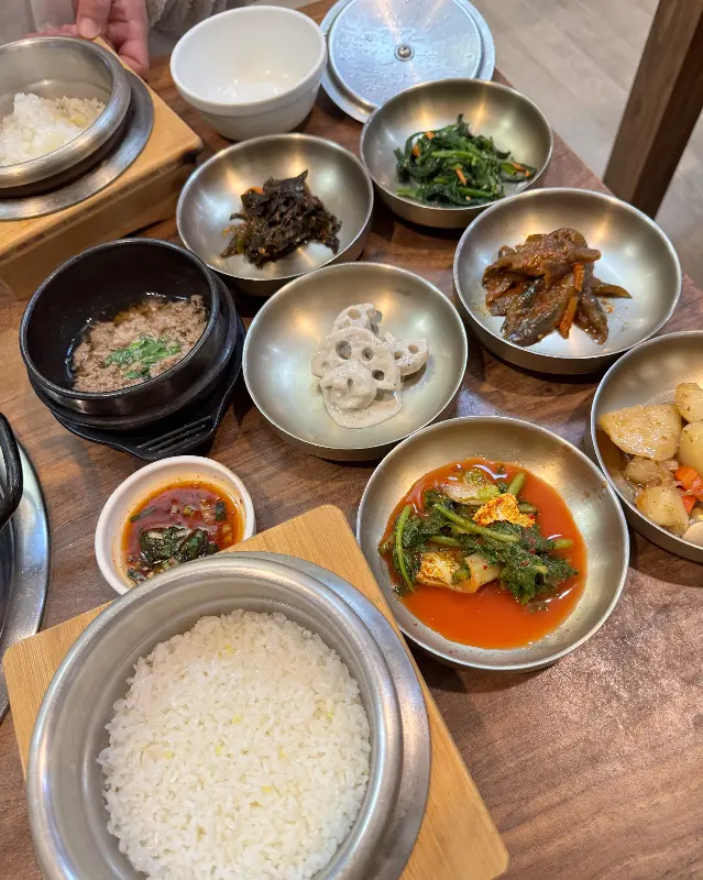 다채로운 밑반찬 구성