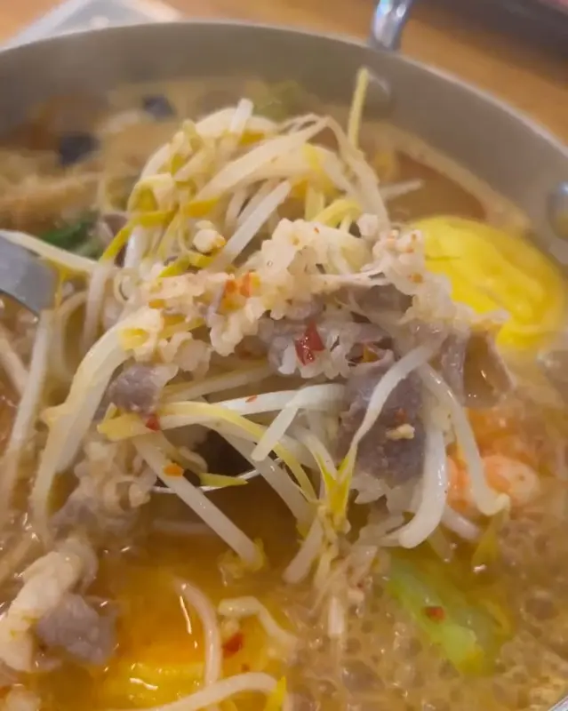 마라 육수에 익어가는 우삼겹과 채소