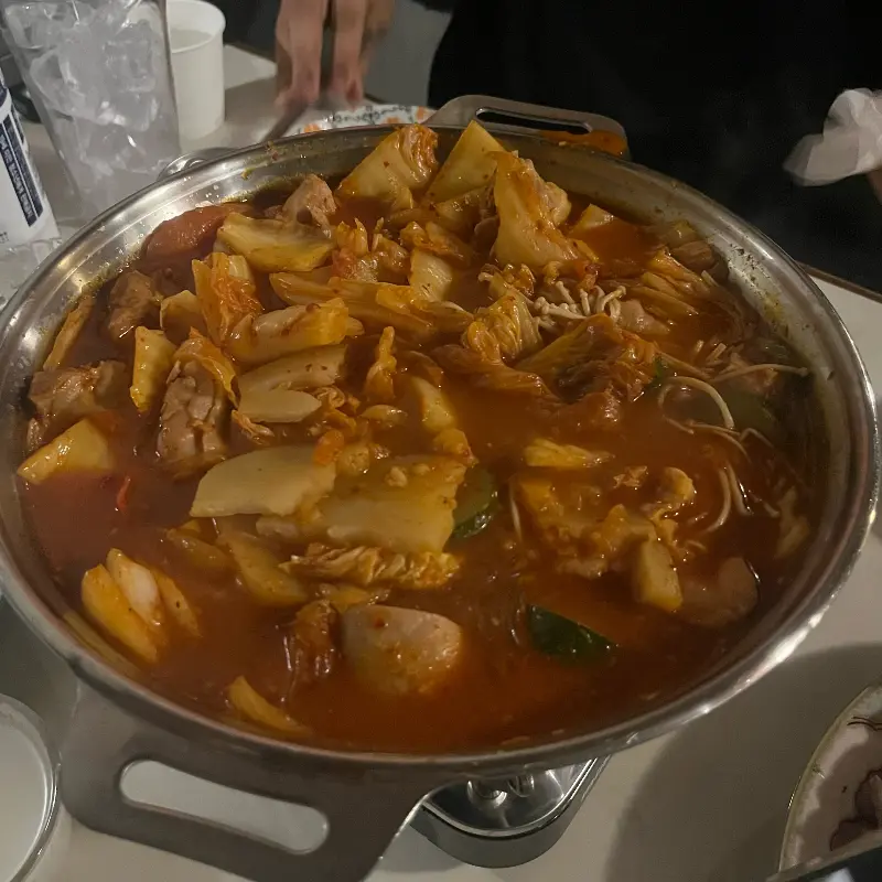 보글보글 끓어오르는 묵은지 닭볶음탕