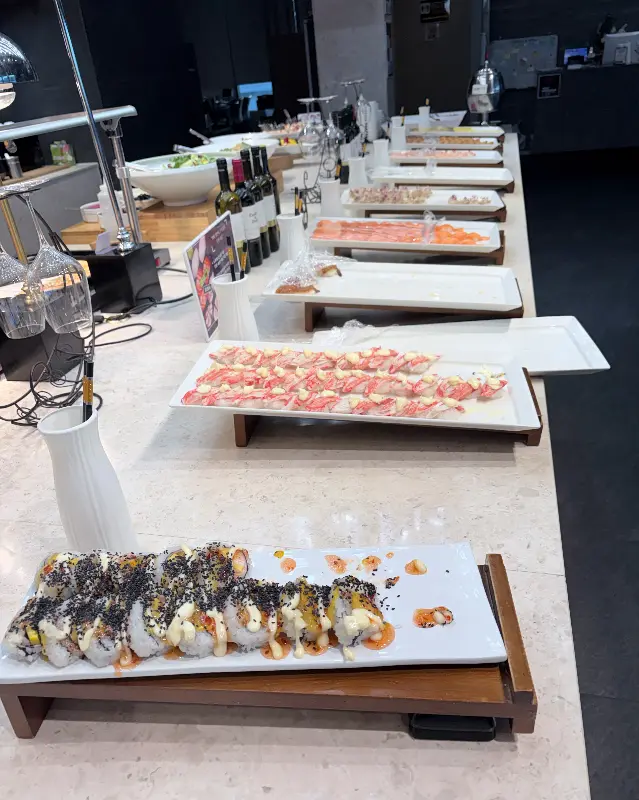 뷔페식으로 차려진 음식들