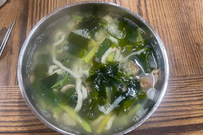 시원한 국물 맛이 일품인 수제비