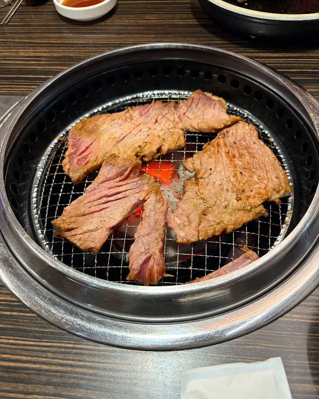 숯불 위에서 맛있게 익어가는 소고기