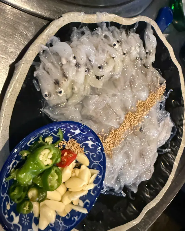 신선한 해산물 한 접시