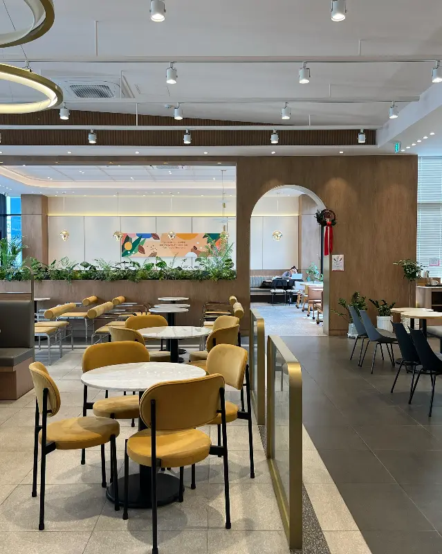 넓고 쾌적한 매장 내부