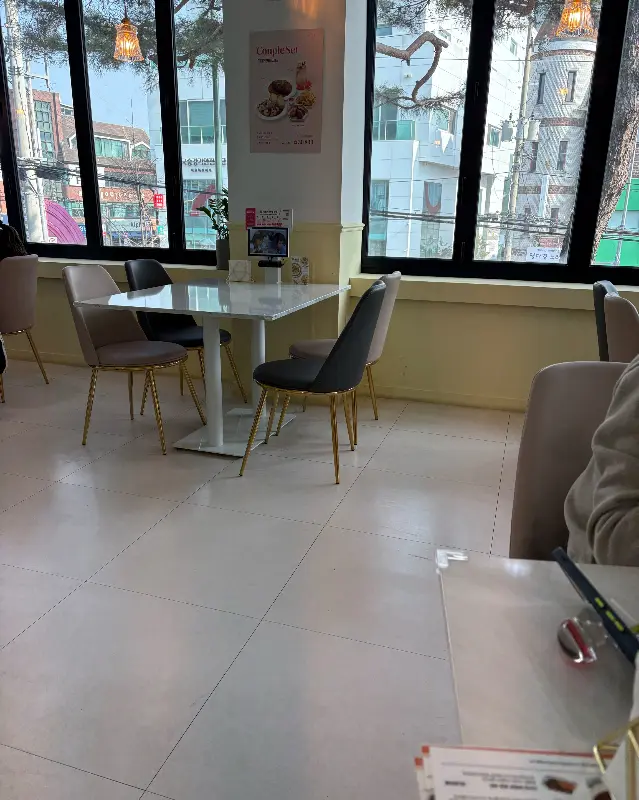 깔끔하고 넓은 매장 내부