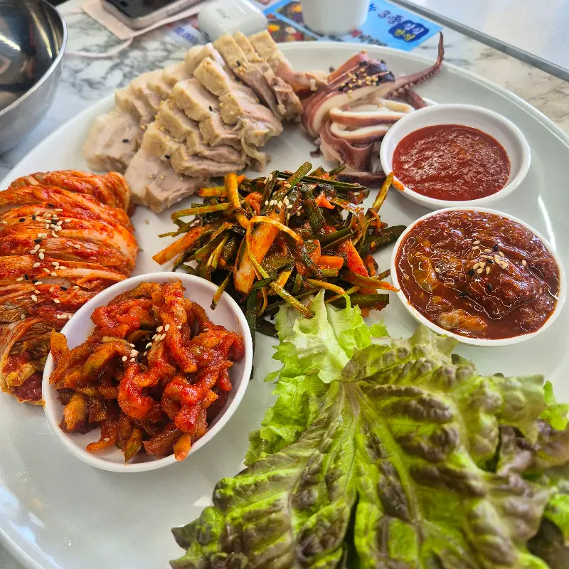 정갈하게 담긴 보쌈 한 상