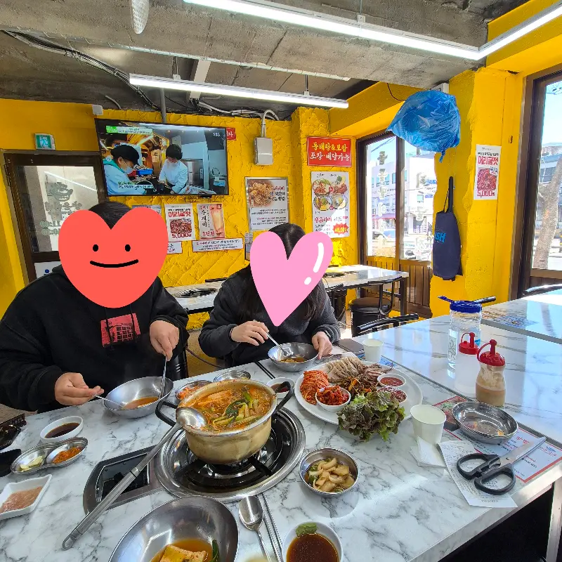 손님들로 북적이는 가게 내부