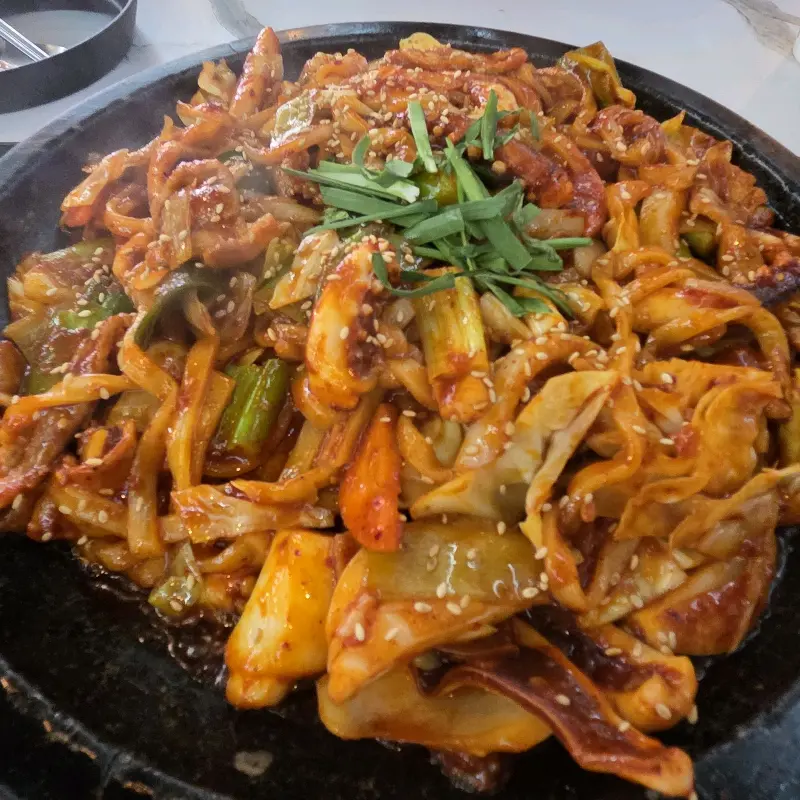 윤기가 흐르는 오징어볶음의 클로즈업 샷