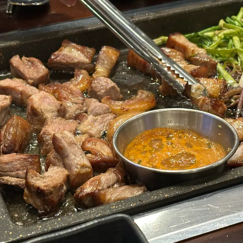 고기를 굽는 모습