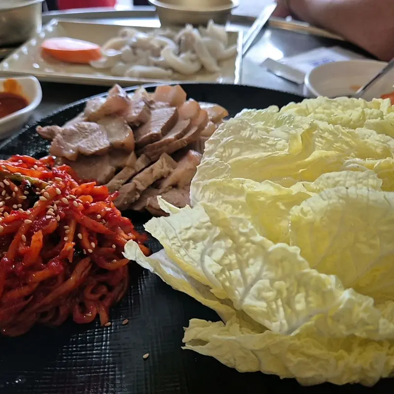 풍년막걸리 보쌈, 갑오징어데침, 배추김치의 조화