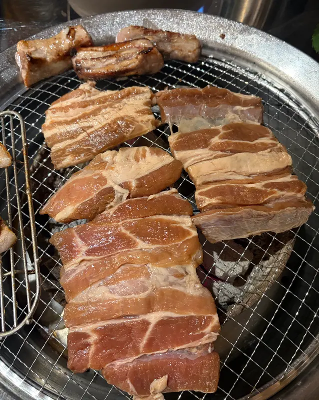 양념갈비 굽는 모습