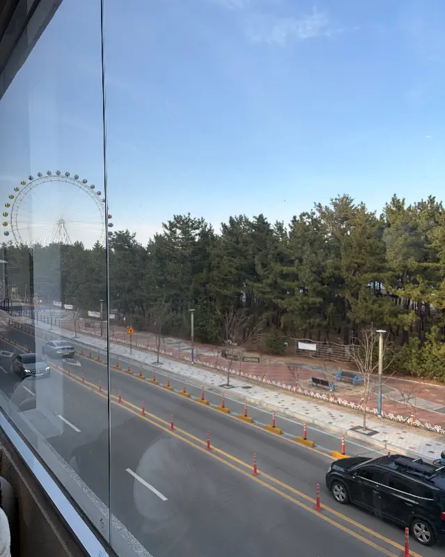 창밖으로 보이는 속초아이 대관람차