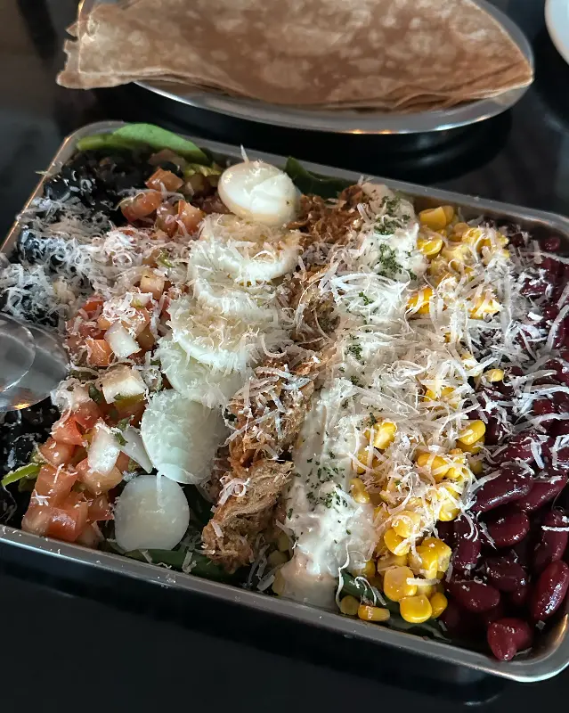 푸짐한 콥샐러드 한 상