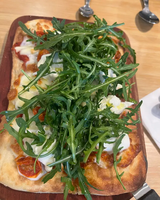 루꼴라가 듬뿍 올라간 피자