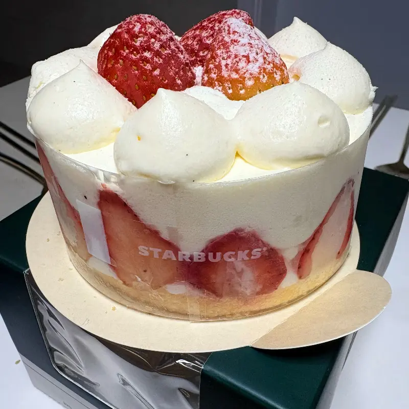 스타벅스의 먹음직스러운 생크림 케이크