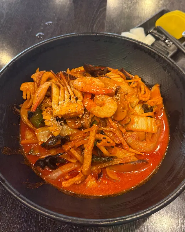 간짬뽕에는 해산물이 아낌없이 들어가 있다