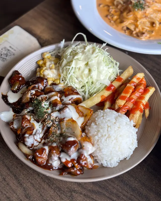 다양한 메뉴가 함께 나오는 플레이트