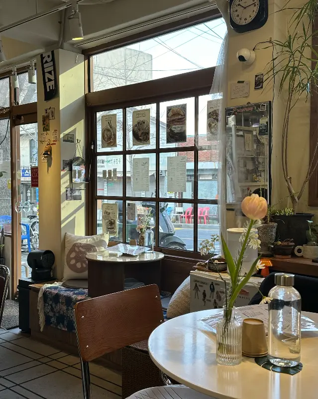 해쉬테이블 창가 좌석