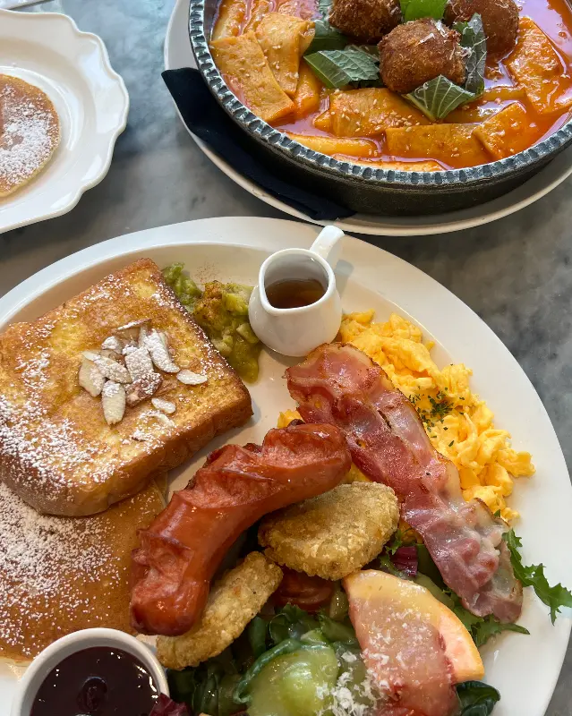 37.5의 브런치 메뉴와 떡볶이