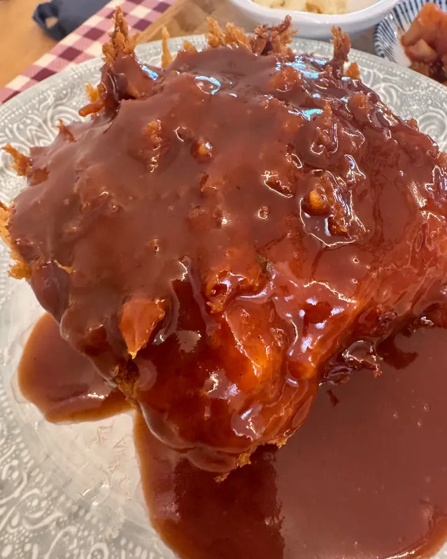 소스가 듬뿍 뿌려진 수제 돈까스