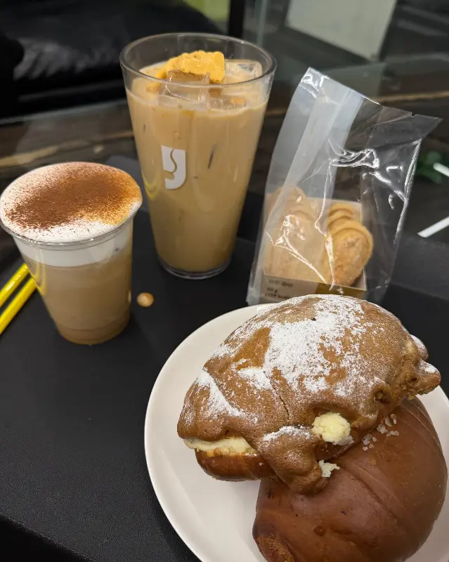 다양한 디저트와 음료가 놓인 쟁반