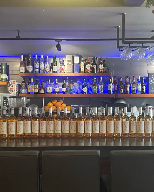 다양한 술이 진열된 바